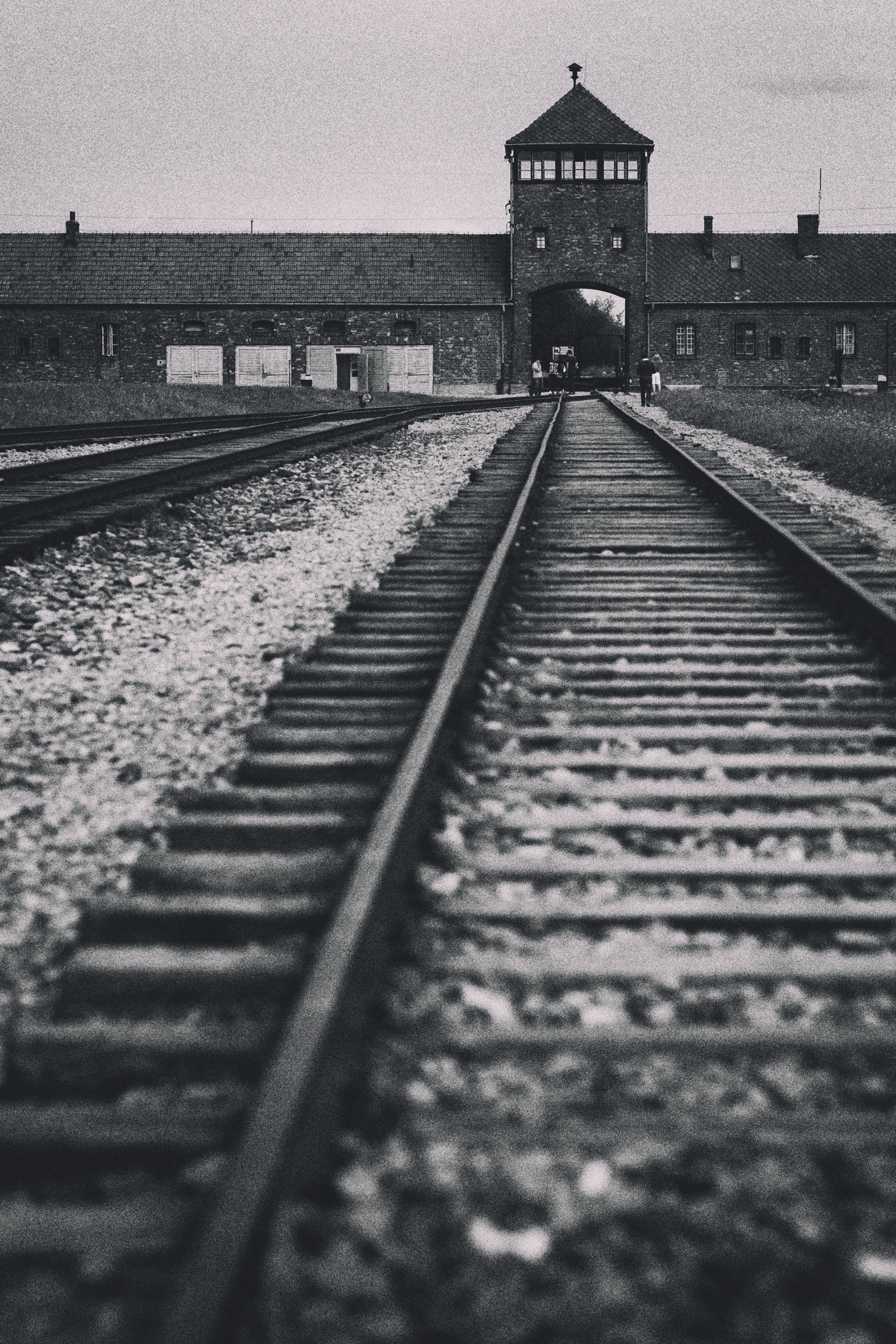 Bahngleise im ehemaligen Konzentrationslager Auschwitz II, auch bekannt als Birkenau, führen zum Haupttor des Lagers. c istock